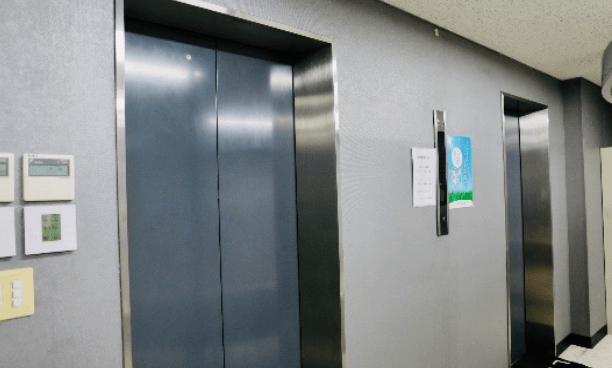 目黒院は駅近のビルであり、上層階にありますので、人目を気にせず来院いただけます。また、スタッフは全員男性で、院内処方ですので、安心して受診していただけます。